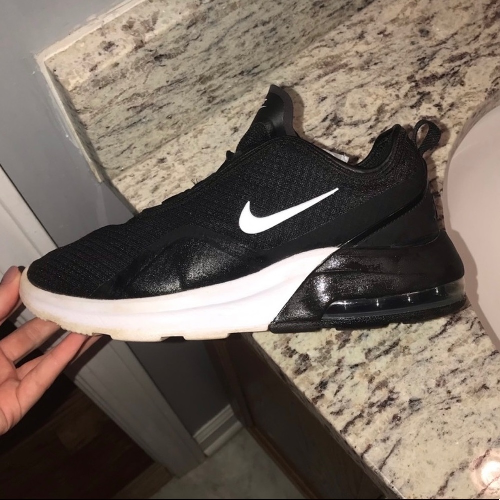 Black and white Nike AIRMAX motion 2’s